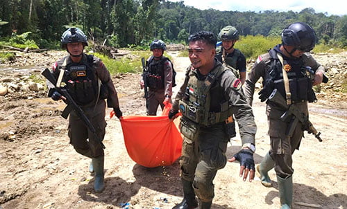 KANTONG MAYAT— Petugas mengevakuasi jenazah pekerja tambang yang dibunuh KST di Distrik Samboga, Yahukimo.
