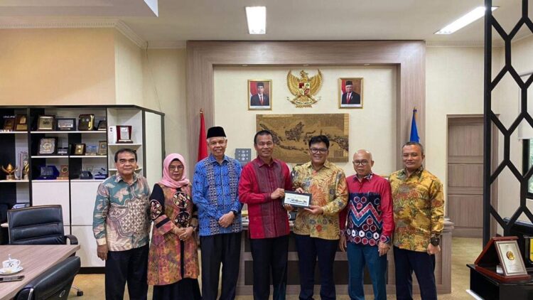 JALIN KERJA SAMA— Wali Kota Pariaman H Genius Umar jalin kerja sama dengan UIN Syarif Hidayatullah.