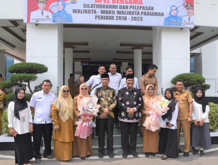 FOTO BERSAMA— Wako Pariaman H Genius Umar dan Wawako Mardison Mahyuddin foto bersama saat akhiri masa jabatannya.