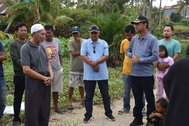 5 Tahun Pasangan GEMA Pimpin Kota Tabuik, Banjir Air Mata, Pesankan Penting Pendidikan Akhlak Anak Sekolah 1 PAMITAN— Wali Kota H Genius Umar berpamitan langsung kepada masyarakat saat kegiatan pelepasan bibit ikan nila di Kelurahan Pondok Duo.