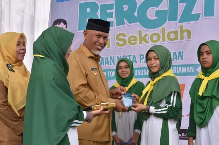 PENCANANGAN GERAKAN BERGIZI— Gubernur Sumatera Barat Mahyeldi  bersama para siswi MAN 1 Kota Pariaman saat kegiatan pencanangan Gerakan Bergizi Nasional.