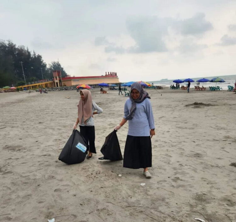 Objek Wisata Pantai Bersih, Kuliner Berkembang dan Pengunjung Meningkat 1 AKSI BERSIH PANTAI— Sejumlah ASN Pemko Pariaman sedang melakukan aksi bersih-bersih di pantai.