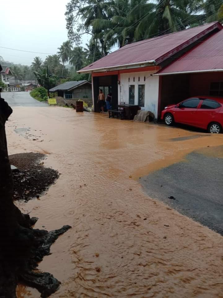 Pasca Banjir Lumpur, Warga Kolok Mudik Merasa Ketakutan 1 GENANGAN LUMPUR — Banjir lumpur menggenangi perkampungan masyarakat Kolok Mudik. Sementara, pertambangan batu yang berada di atas pemukiman warga membuat warga cemas.