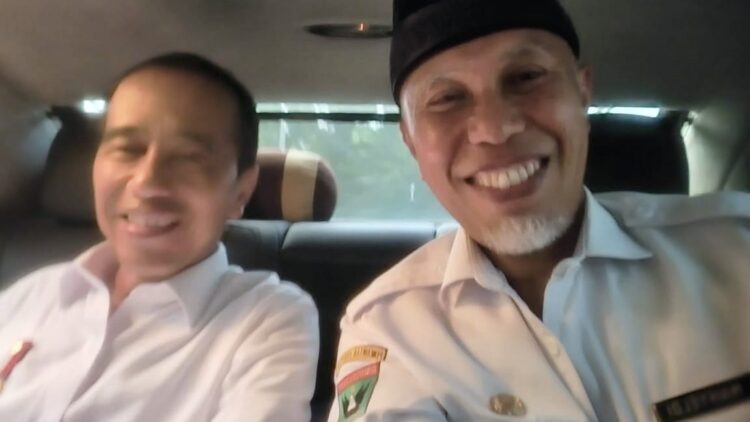Enam Jam Bersama Presiden, Gubernur Bahas Pembangunan Sumbar, Fly Over Sitinjau Lauik dan Pertanian jadi Fokus Utama 1 BERSAMA PRESIDEN—Gubernur Sumbar, Mahyeldi Ansharullah bersama Presiden RI, Joko Widodo (Jokowi) dalam mobil dinas RI 1.