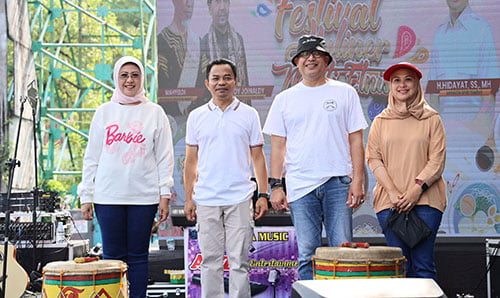 1600 Porsi Makanan Nusantara Gratis Meriahkan Festival Kuliner Multi Etnis, Hidayat: Festival Kuliner Multi Etnis Rekat Keberagaman & Tumbuhkah Ekonomi Kreatif 1 Foto bersama Anggota dprd Bapak Hidayat SS,MH dengan Kadis parisiwsata luhur Budiana dan Kabid Ekraf Dewi Ria.