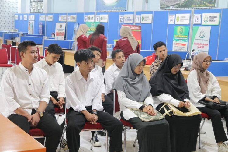 PELATIHAN— Pj Wako Pariaman, Roberia, memberikan arahan saat melepas 9 orang warga Kota Pariaman mengikuti pelatihan di Balai Besar Peningkatan Produktivitas (BBPP) Bekasi di Mal Pelayanan Publik (MPP) Kota Pariaman.