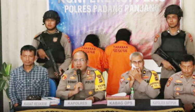 CURANMOR— Kapolres Padang Panjang, AKBP Donny Bramanto bersama Kasat Reskrim Iptu Istiklal memaparkan pengungkapan kasus curanmor.
