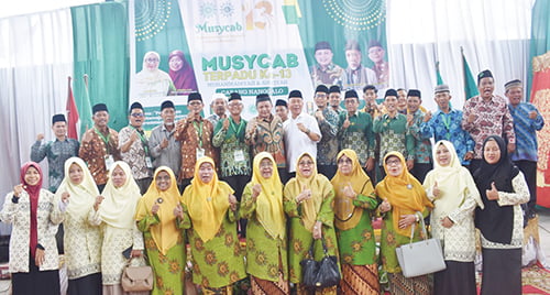 FOTO BERSAMA— Peserta Musycab Terpadu Muhammadiyah ke-13 Cabang Nanggalo berfoto bersama dengan Ketua Muhammadiyah Kota Padang M. Fikar, Faisal Nasir (anggota DPRD Kota Padang).