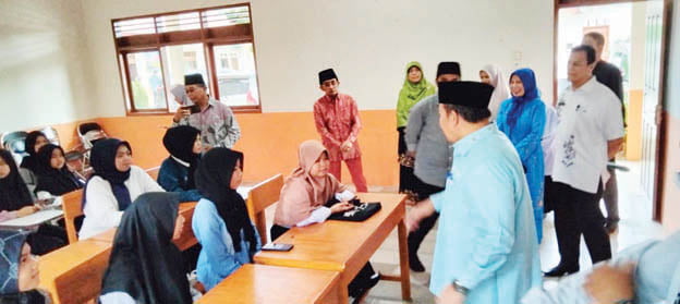 Geliat Pustaka Literavokasi dan Kampung Inggris Lawang Diapresiasi 1 KUNJUNGAN— Bupati Agam melakukan kunjungan ke Pustaka Literavokasi dan Kampung Inggris Lawang.