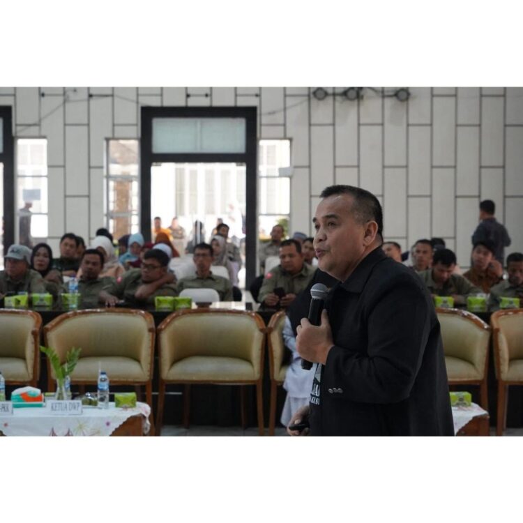 Berita Miliki Peran Besar untuk Masyarakat 1 MATERI PELATIHAN— Firdaus Abie (Sekum PWI Sumbar) memeberikan materi kepada peserta pelatihan usai kegiatan dibuka Bupati Solsel Khairunas.