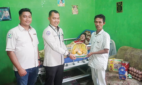 SERAHKAN BANTUAN— Perwakilan RSUP Dr M Djamil yang mewakili Dirut Dr. dr. Dovy Djanas Sp.OG, menyerahkan bantuan yang diterima langsung pihak keluarga Amanda yang beralamat di Kampung Kandang Kabuo, RT/RW 05/03 Kelurahan Korang Gadang, Kuranji, Senin (23/10) sore.