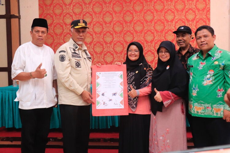 BANTUAN KELOMPOK TANI - Gubernur Sumbar Mahyeldi penyerahan serahkan bantuan pada kelompok tani di Payakumbuh.