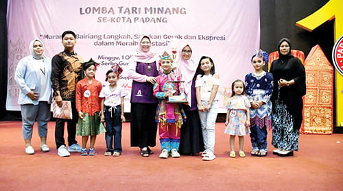 PEMENANG— Penasihat FKIKSP  Prof. Dr. dr. Rizanda Machmud, M.Kes berfoto bersama dengan para pemenang lomba tari se-Kota Padang yang digelar di Gedung Serba Guna Semen Padang.
