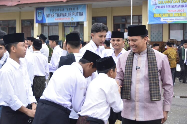 PERINGATAN HARI SANTRI— Pj Wali Kota Padang Panjang, Sonny Budaya Putra, menghadiri peringatan Hari Santri di halaman Perguruan Thawalib Putra, Minggu (22/10).