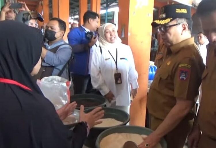 Hasil Uji Laboratorium, Tidak Ada Beras Sintetis Beredar di Payakumbuh 1 SIDAK PASAR— Pj Wali Kota Payakumbuh Jasman melakuan sidak ke pasar tradisional terkait harga beras yang meroket dan pencekan terkait informasi adanya beras sintetis yang beredar di pasaran.