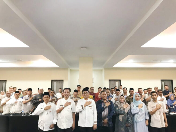 BIMTEK PUBLIC SPEAKING— Wali Kota Padang, Hendri Septa berfoto bersama dengan para Lurah di Kota Padang saat kegiatan Bimtek) Public Speaking Gelombang II, Jumat (6/10).