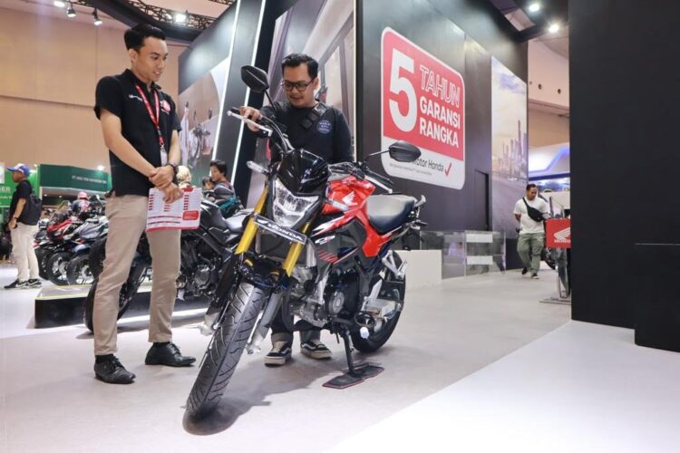 Satu Hati Penuh Arti, Kebersamaan Astra Honda dan Konsumen di IMOS+ 2023 1 PAMERAN— Pengunjung IMOS+ 2023 antusias mengunjungi pameran booth AHM di Hall 10 Indonesia Convention Exhibition (ICE) BSD City.