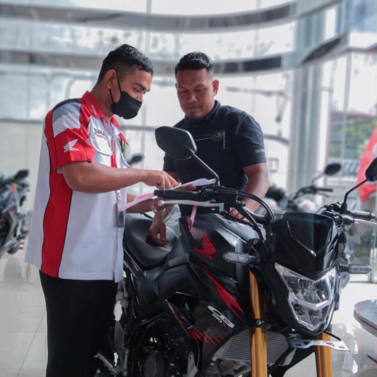 Promo Oktober Menara Agung, Honda CB150R Diskon Rp 1,1 Juta dan Bonus Aksesoris 1 LAYANI KONSUMEN— Sales marketing PT Menara Agung melayani konsumen yang melakukan pembelian Honda CB150R.