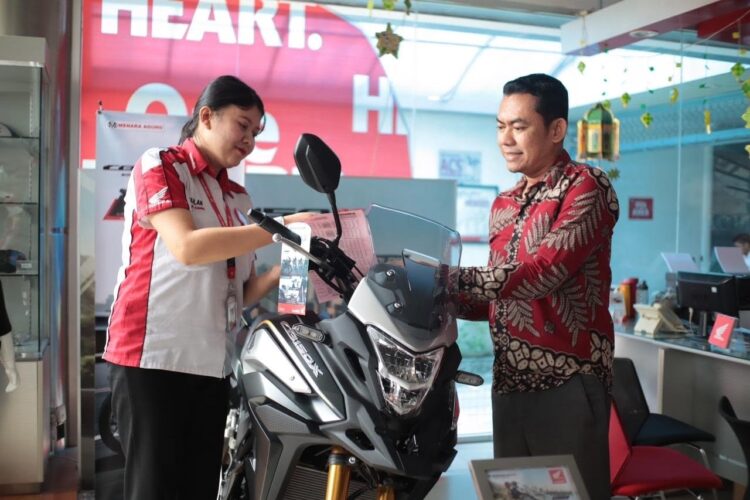 LAYANI KONSUMEN— Marketing PT Menara Agung melayani konsumen yang melakukan pembelian Honda New CB150X.
