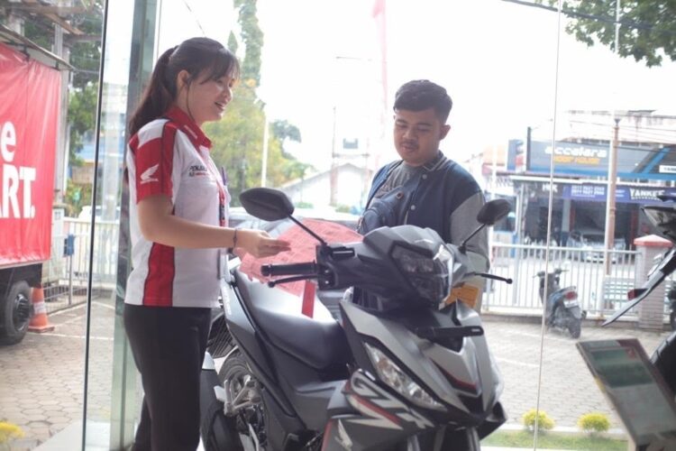 LAYANI KONSUMEN- Sales marketing PT Menara Agung melayani konsumen yang melakukan pembelian Honda GTR 150.