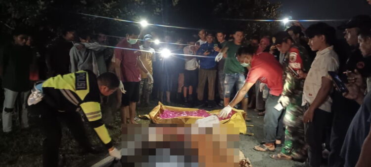 Tergilas Truk CPO, IRT Tewas Mengenaskan, Tubuhnya Hancur Berserakan di Aspal 1 KECELAKAAN— Polisi melakukan olah TKP kecelakaan yang menewaskan IRT dengan kondisi tubuh hancur akibat tergilas truk tangki CPO di Jalan Lintas Kinali.