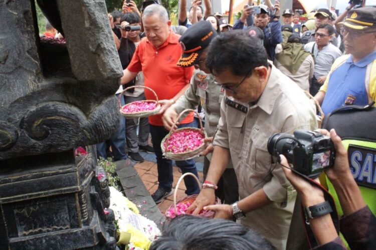 Peringatan 14 Tahun Gempa 30 September, Wako: Pemko Istiqomah Mitigasi Bencana 1 TABUR BUNGA— Wako Hendri Septa memimpin prosesi tabur bunga di bawah Tugu Gempa bersama Mastilizal Aye (anggota DPRD Padang), dan Tuako Andreas Siofiandi pemrakarsa berdirinya Monumen Tugu Gempa.