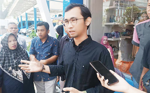 SK Wako 438 Dinilai Merugikan dan Tak Jelas Aturan Hukumnya, PKL Selasar Minta Diizinkan Berjualan seperti Semula 1 AUDIENSI PEDAGANG— Mufaridi Muhammad dari PHBI Sumbar saat diwawancarai wartawan, usai melakukan audiensi dengan Dinas Perdagangan Kota Padang, terkait aturan jam berdagang sesuai SK Wali Kota Padang Nomor 438 Tahun 2018, Senin (2/10).