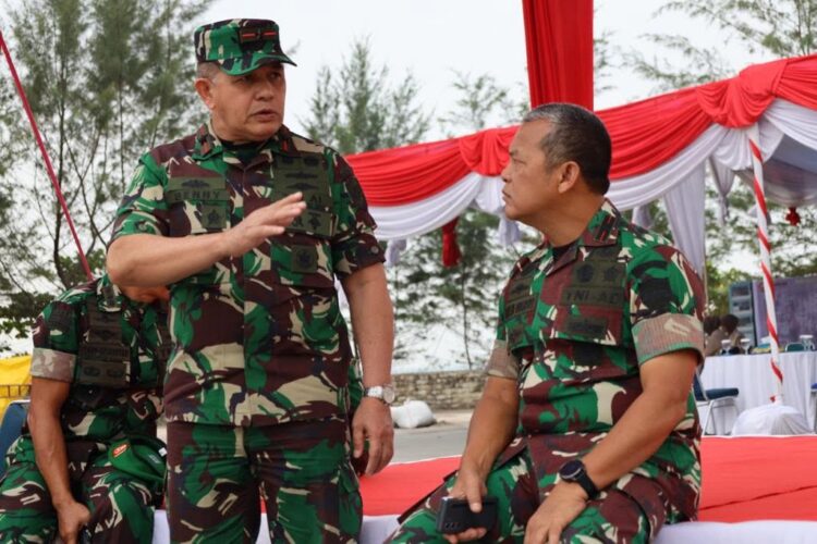 GLADI UPACARA— Danlantamal II Laksamana Pertama TNI Benny Febri.M.M.,M.Tr. Opsla, bersama Danrem 032/WBR Brigjen TNI Rayen Obersy berdialog saat meninjau lokasi gladi upacara, parade dan defile perayaan HUT TNI ke-78, di Pantai Danau Cimpago Purus, Selasa (3/19).