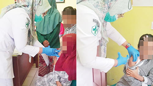 Satu Pekan Pascagigitan Anjing Gila di Pauh, 22 Korban Belum Menunjukkan Gejala Rabies, 2 Pasien Berisiko Tinggi Terpapar Diberi Serum Anti Rabies 1 VAKSINASI RABIES KEDUA— Petugas Puskesmas Pauh menyuntikkan Vaksin Anti Rabies (VAR) kedua kepada para korban gigitan anjing positif rabies, Rabu (4/10). Setelah satu pekan usai digigit anjing gila di Limau Manih Selatan, para korban belum menunjukkan gejala terjangkit rabies.