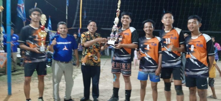 SERAHKAN TROPI— Wakil Ketua DPRD Sumbar Suwirpen serahkan tropi pada pemenang Volley Ball Demokrat Cup II pada penutupan, Sabtu (7/10).