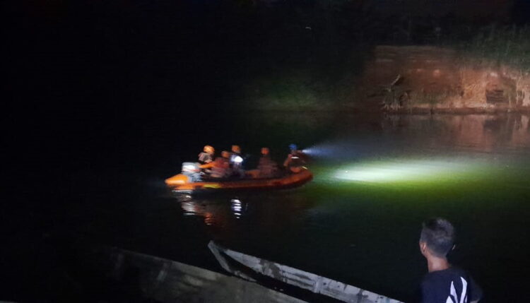 PENCARIAN—
Tim SAR gabungan melakukan pencarian terhadap dua pekerja tol yang hilang tenggelam di Sungai Batang Anai.