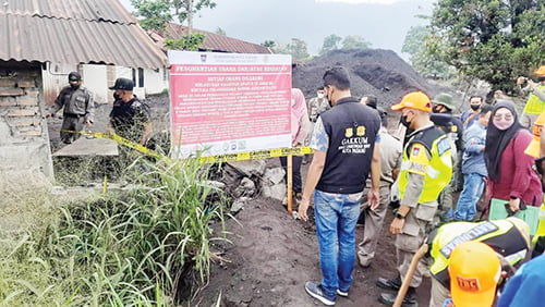 Tak Ada Izin, Pemko Hentikan Usaha 4 Stockpile Batu Bara, Pemilik Perusahaan Gagal Penuhi Persyaratan Manajemen Lingkungan 1 PENGENTIHAN USAHA– Tim Penegakan Hukum Lingkungan Hidup Kota Padang bersama unsur TNI dan Polri melakukan pemasangan papan larangan penghentian kegiatan usaha dan garis larangan melintas, di lokasi usaha 4 stockpile batu bara di Kecamatan Lubuk Begalung, Kamis (12/10).