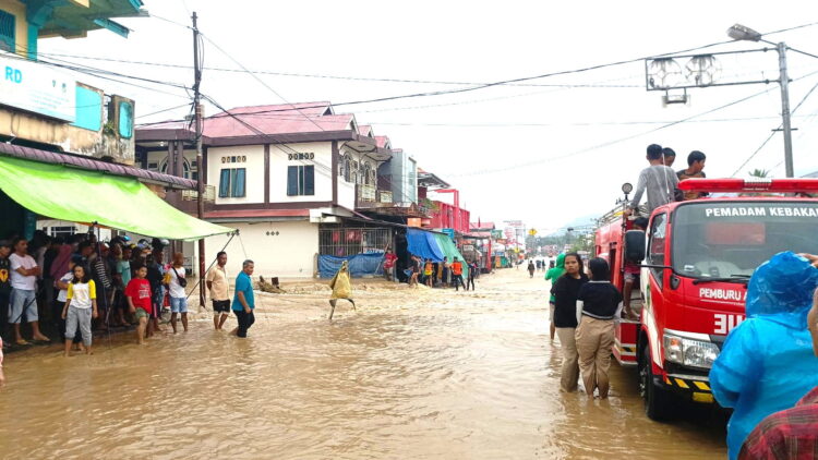 BANJIR BANDANG— Wilayah Nagari Durian Tinggi, Kecamatan Lubuk Sikaping, Kabupaten Pasaman dilanda banjir bandang.
