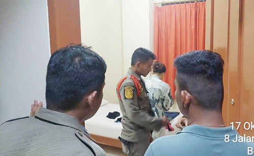 Indehoi di Kamar Kos dan Penginapan, 6 Wanita dan 3 Pria Diamankan 1 PENERTIBAN PENGINAPAN, KOSAN— Petugas Satpol PP Kota Padang berhasil mengamankan sembilan orang yang tengah asyik indehoi di penginapan dan kos-kosan, Rabu (18/10) dini hari. Dalam pengawasan dan penertiban yang dilakukan, Satpol PP masih menemukan para pelaku usaha penginapan dan kos-kosan yang melakukan pelanggaran.