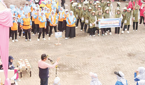 PEMBUKAAN GEBYAR TP PKK— Wako Padang Hendri Septa membuka secara resmi acara gebyar TP PKK Tingkat Kota Padang, yang sudah 4 tahun vakum, di Saung Dinas Pertanian Kota Padang, Sungailareh, Kecamatan Kototangah, Rabu (18/10).