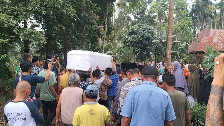 PEMAKAMAN— Jenazah Josi Putri Cahyani, pelajar yang menjadi korban pembunuhan di Jepang, dikebumikan 
di kampung halamannya di Nagari Aur Malintang Selatan, Kabupaten Padangpariaman.