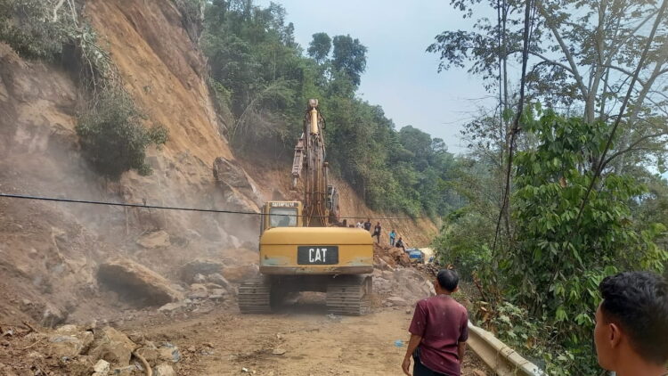 Akses Jalan Menuju Kota Sawahlunto Tertutup, Proyek Pelabaran Jalan Desa Kubang Tangah Longsor 1 TERTUTUP MATERIAL LONGSOR—Beginilah kondisi jalan yang longsor di Desa Kubang Tangah, Kecamatan Lembah Segar. Akibatnya akses jalan menuju Kota Sawahlunto tertutup.