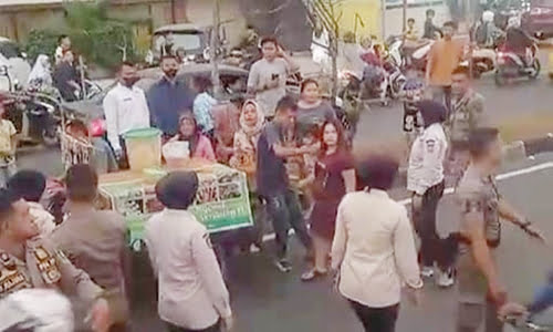 BERAKHIR RICUH— Petugas Satpol PP yang melakukan penertiban PKL di Pantai Padang karena masih membandel jualan di atas trotoar, mendapat perlawanan dari para pedagang. Personel Pol PP dilempari batu hingga disiram air cabai.