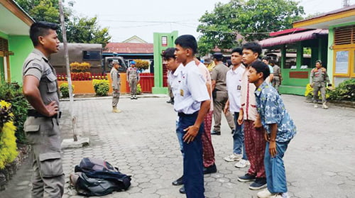 Nongkrong di Warung saat Jam Sekolah, Enam Pelajar Terciduk Asyik Main Games 1 HUKUMAN BOLOS— Sejumlah pelajar yang terciduk saat asyik nongkrong di warung saat jam sekolah berlangsung, diberi hukuman di Mako Satpol PP sebagai efek jera, Selasa (24/10).