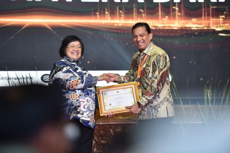 Padang Panjang Terima Penghargaan Apresiasi Pembinaan Proklim 1 TERIMA PENGHARGAAN— Pj Wali Kota Sonny Budaya Putra, menerima penghargaan Apresiasi Pembinaan Proklim Tingkat Kota 2023 dari Kementerian Lingkungan Hidup dan Kehutanan (LHK) yang dfiserahkah olehj Menteri LHK Siti Nurbaya.