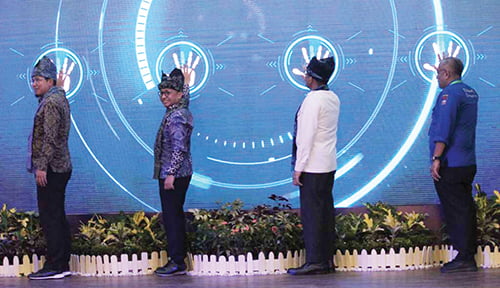 PEMBUKAAN JOB FAIR HYBRID— Sekretaris Jenderal Kemenaker RI Anwar Sanusi bersama Wako Padang Hendri Septa, membuka Job Fair Hybrid 2023, yang dilaksanakan selama dua hari, Rabu dan Kamis (25-26/10) di gedung Bagindo Aziz Chan Youth Center.