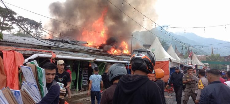 Pasar Kuliner Padangpanjang Diamuk si Jago Merah, 9 Rumah dan Lapak Pedagang Ludes, Puluhan Warga Terpaksa Diungsikan 1 KEBAKARAN— Kondisi Pasar Kuliner Kota Padangpanjang saat mengalami kebakaran. Sementara, Pj Wali Kota Padangpanjang
Sonny Budaya Putra langsung meninjau lokasi kebakaran.