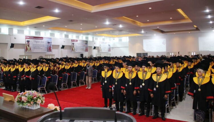 Wisuda UIN Imam Bonjol ke-90, Rektor: Bertransformasi dalam Bidang Institusi, Internasionalisasi dan Digitalisasi 1 PROSESI WISUDA— Ratusan wisdawan dan wisudawati UIN Imam Bonjol Padang, mengikuti prosesi wisuda ke-90 tahun 2023, di Gedung J Kampus III Sungai Bangek, Minggu (29/10).