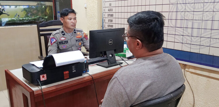 Oknum Anggota DPRD Kabur usai Tabrak Bocah, Korban Terpental Jauh hingga Tewas di Tempat, Pelat Nomor Mobil Tertinggal, Pelaku Ditangkap 1 TABRAK LARI—
Penyidik Satlantas Polres Padangpariaman menginterogasi oknum anggota DPRD Padangpariaman berinisial JB yang menjadi tersangka kasus tabrak lari yang menewaskan bocah berusia 9 tahun.