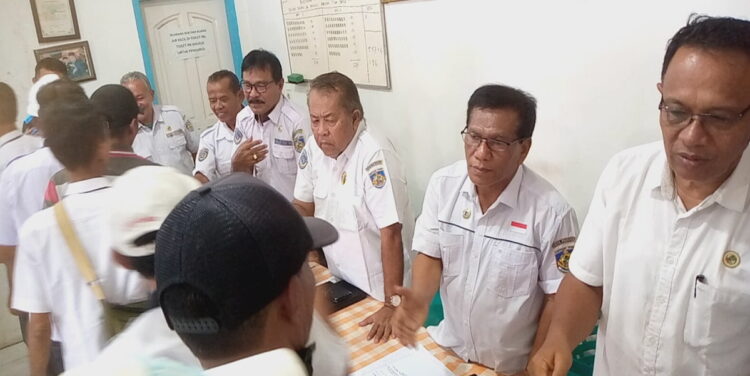 RAOAT ANGGOTA— Ketua Koperbam Chandra bersama jajaran pengurus dan anggota usai melakukan rapat Kepala Regu Kerja (KRK), kemarin.