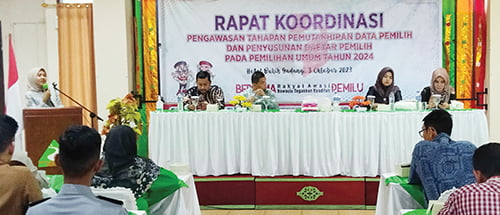 RAKOR— Ketua Bawaslu Sijunjung, Gusni Fajri membuka kegiatan Rakor pengawasan tahapan pemutakhiran data pemilih dan penyusunan daftar pemilih bersama Panwascam dan Pengurus Partai Politik peserta pemilu.