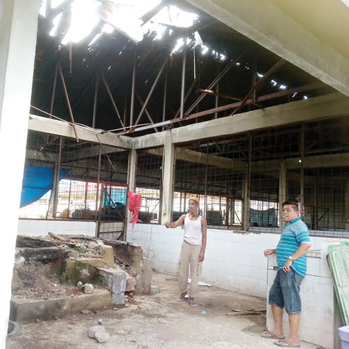 FASILITAS PENGERINGAN IKAN MEMPRIHATINKAN— Nelayan Pasie Nan Tigo, Efendi dan Jaswir alias Mak Adang, menunjukkan atap tempat perebusan ikan sudah banyak yang jebol, Minggu (22/10). Selain itu, rumah kaca sebagai lokasi tempat pengeringan ikan juga tidak terawat.