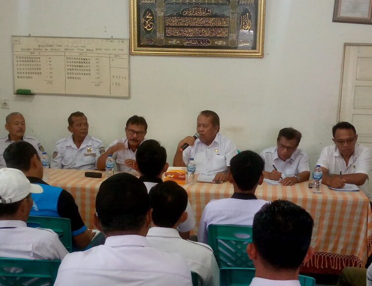 ARAHAN— Ketua Koperbam Telukbayur Chandra saat berikan arahan pada KRK untuk tetap bekerja dengan baik, jalani aturan yang berlaku, Senin (23/10).