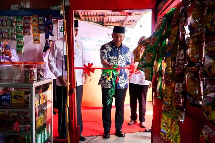 Kembangkan UMKM Kota Padangpanjang, Program Pemberdayaan Warung Z-Mart Diluncurkan 1 GUNTING PITA— Pj Wali Kota Padangpanjang Sonny Budaya Putra gunting pita sebagai tanda di luncurkannya program Z- Mart bagi mustahik Kota Padangpanjang.