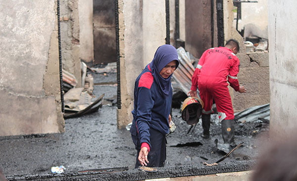Warung dan Rumah Pedagang BBM Eceran Terbakar, Gegara Pemilik Menyalin Bensin sambil Merokok 1 KEBAKARAN— Kondisi rumah dan warung milik pedagang BBM eceran di Kelurahan Batuang Taba, Kecamatan Lubuk Begalung yang terbakar.